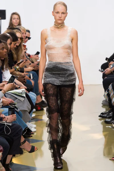 Look 16